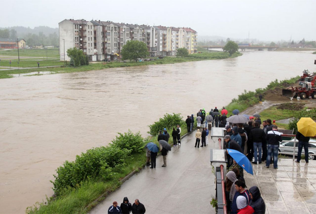 U Gračanici i Bijeljini i dalje kritično, evakuirano više od 6000 osoba; Rijeke u opadanju