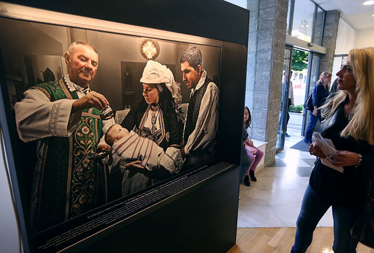 U Mostaru otvorena izložba fotografija "Bosna i Hercegovina - zemlja i njezino blago"