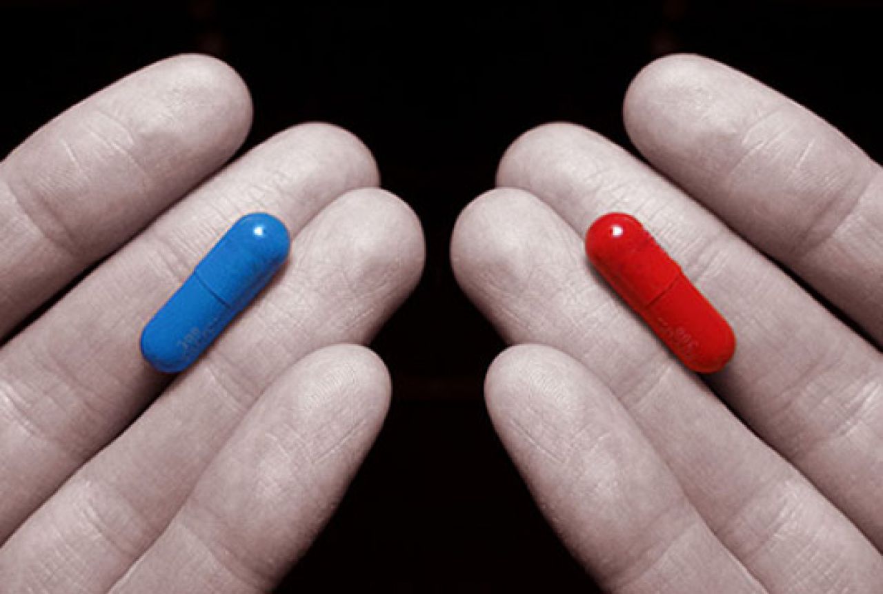 Прими красную таблетку. Красная и синяя таблетка. Красная и синяяьаблетки. Красная и синяя таблетка матрица. Две таблетки красная и синяя.