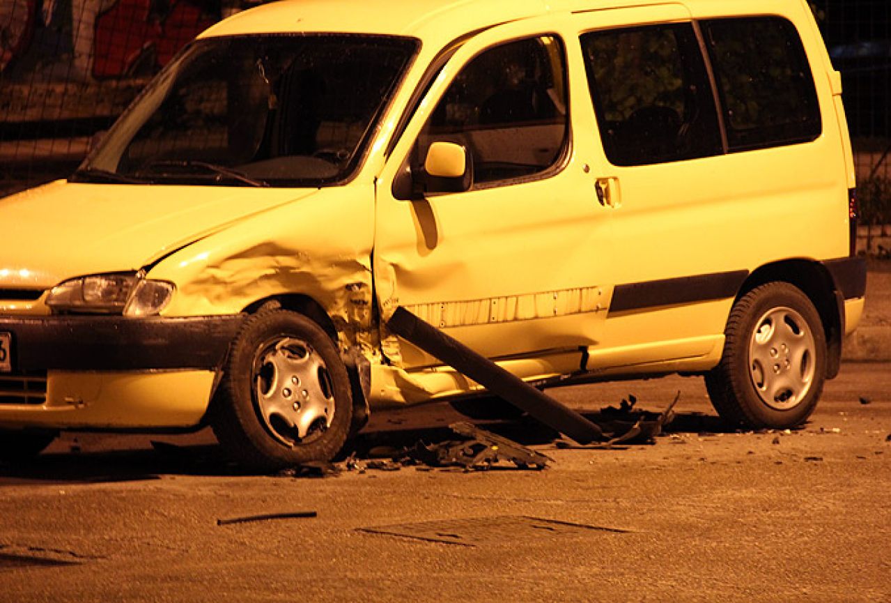 Kod 'Razvitka' sudar dva automobila, jedna osoba ozlijeđena