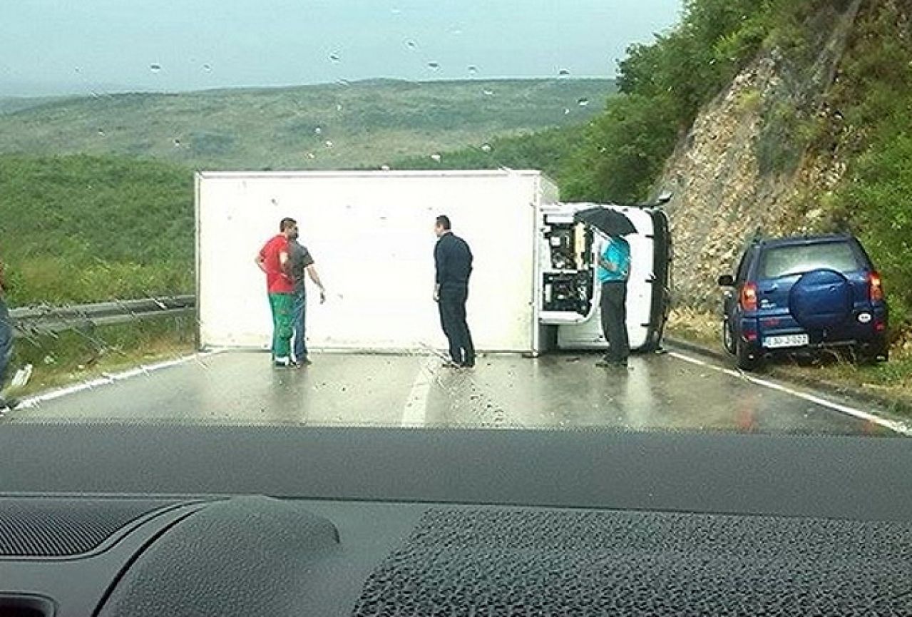 Prevrnuti kamion blokirao promet na cesti Stolac - Mostar