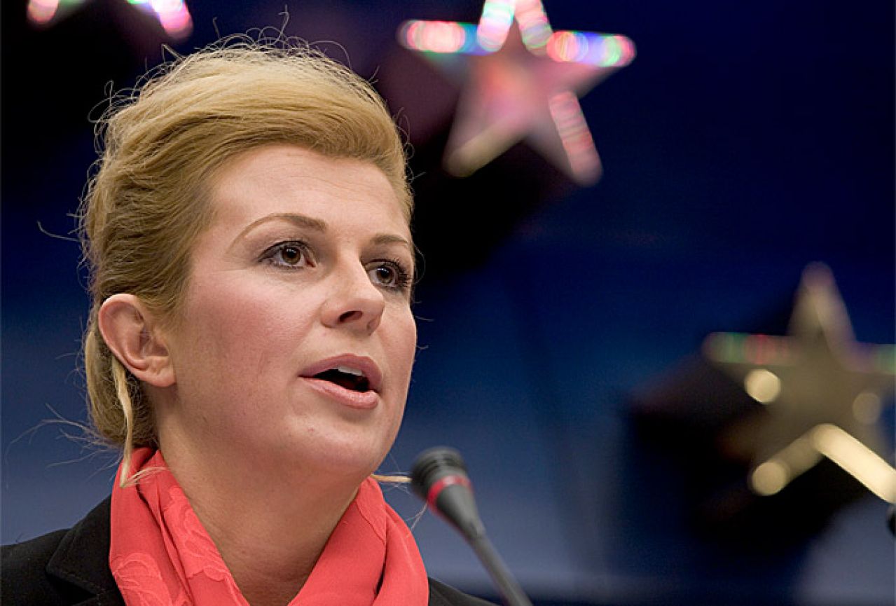 Kolinda Grabar Kitarović ušla u kampanju - Josipovićeva dobrodošlica