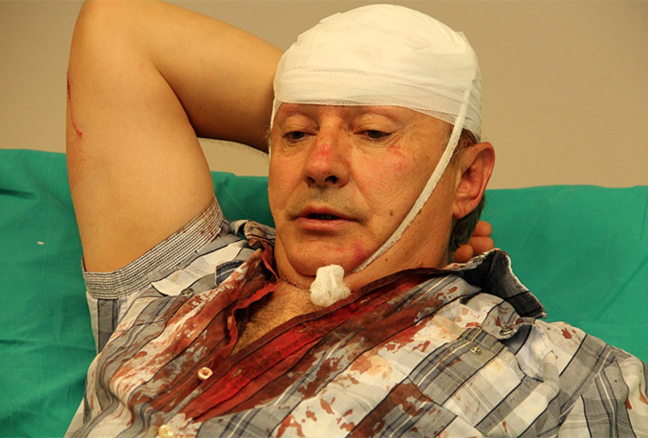 Slavo Kukić brutalno palicom pretučen u svom uredu