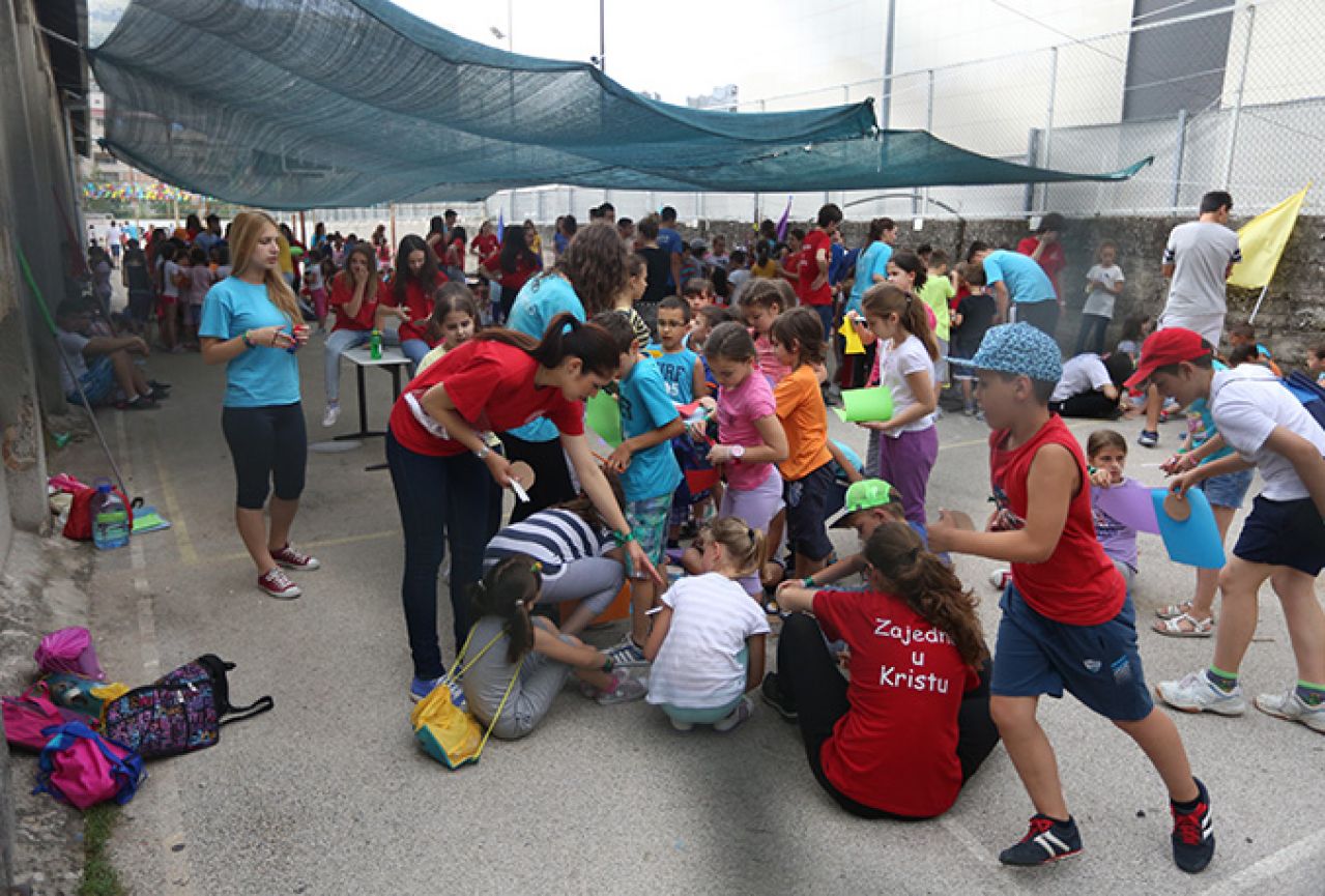 Mostarska djeca u molitvi i igri u ljetnom kampu Duga