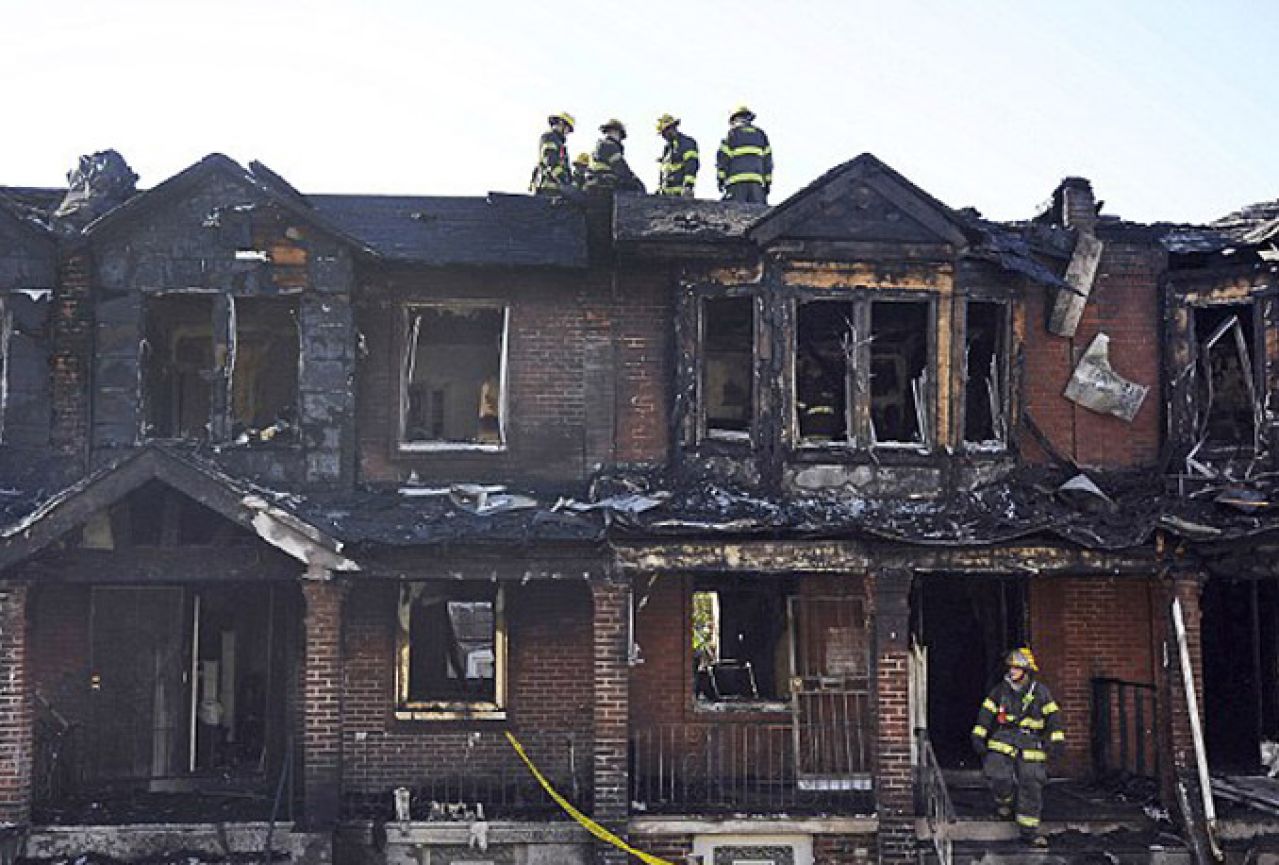 Vatra zahvatila stambeni blok, poginulo četvero djece