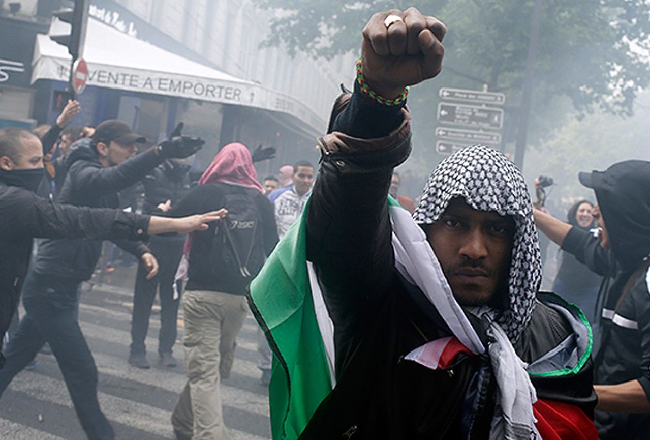 Prosvjed Palestinaca u Parizu završio napadom na sinagogu i sukobom s policijom