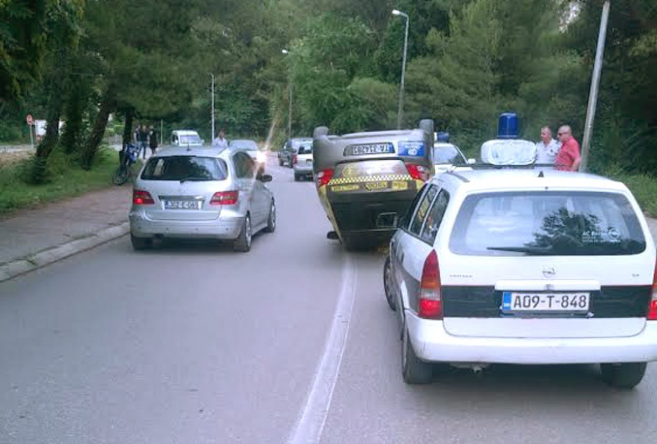 Mostar: Izvrnuo taksi na krov