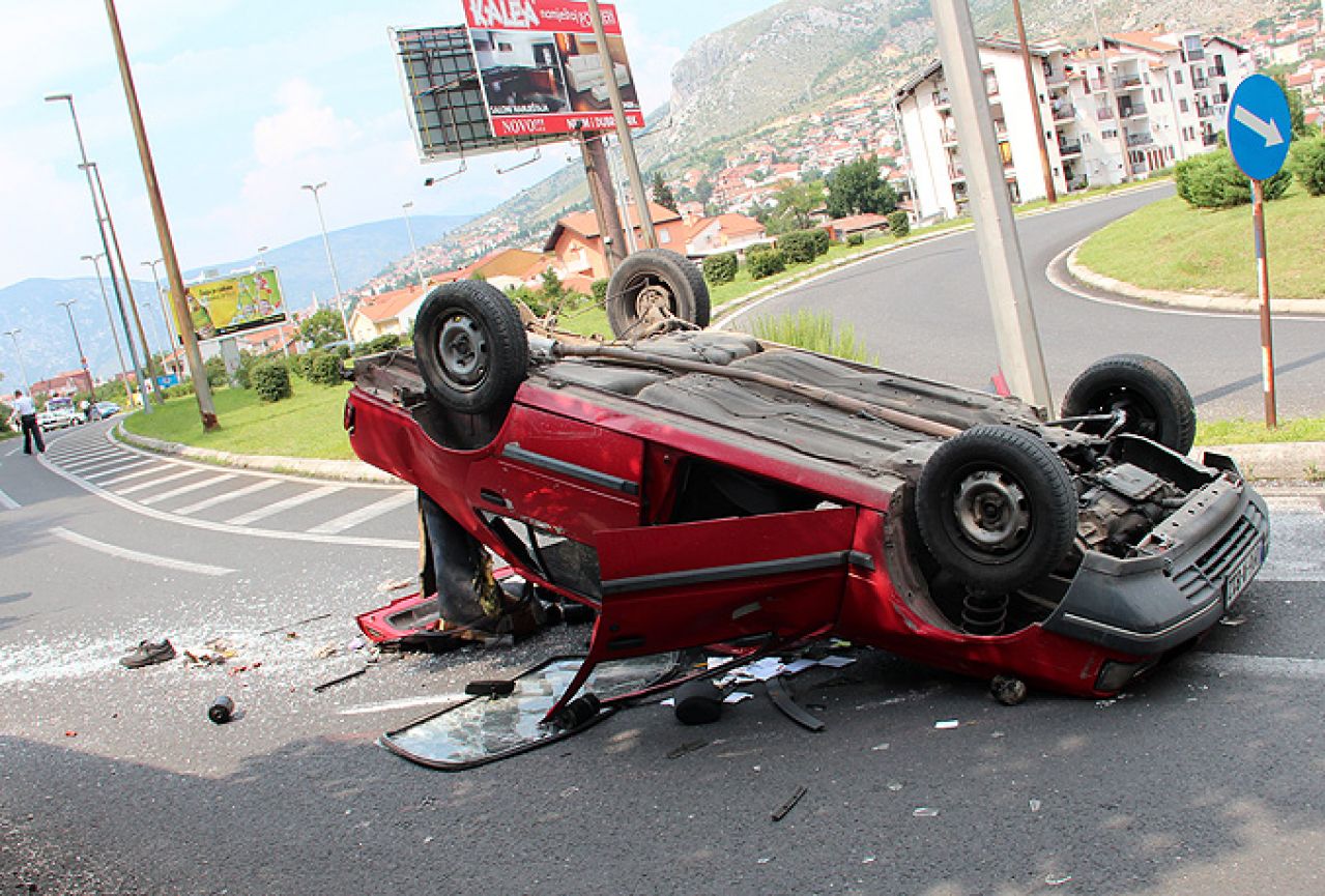 Mostar: Izletjela s ceste, pa prevrnula auto na krov