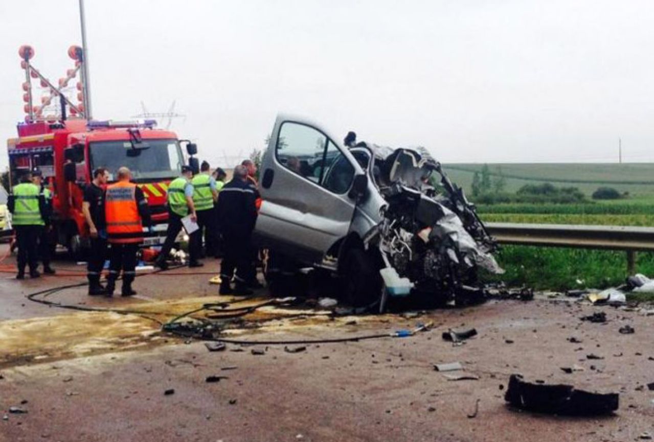 Stravična nesreća u Francuskoj: U sudaru kamiona i minibusa poginulo petero djece