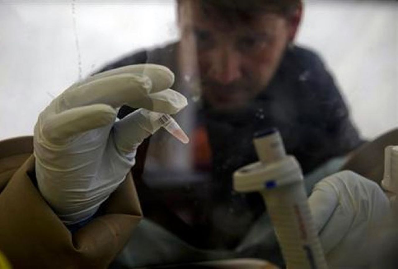 Liječnik koji predvodi borbu protiv ebole zaražen virusom
