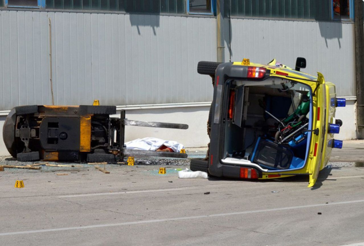 Nakon sudara sa Golfom, vozilo Hitne pomoći se odbilo na viljuškara: Poginula jedna osoba