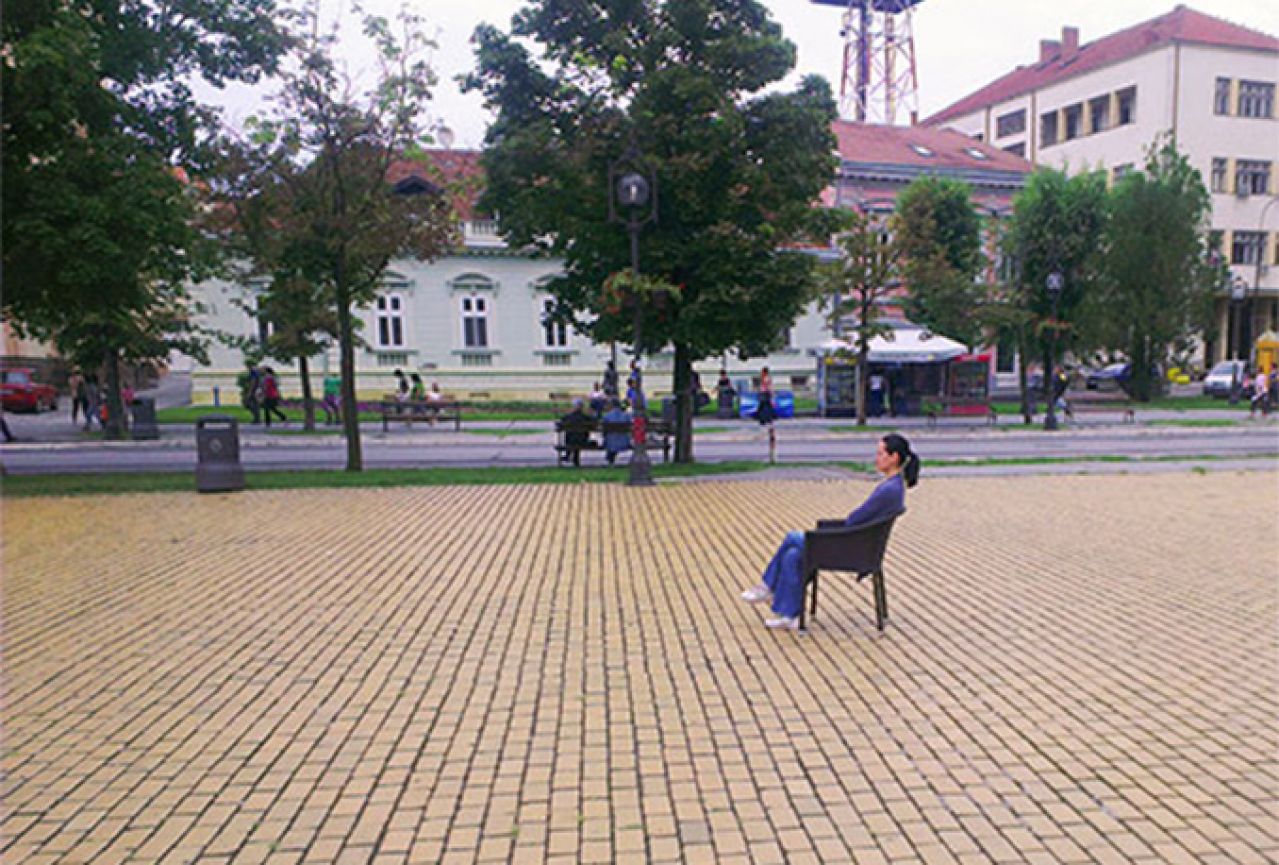 'Kopira' Jelenu iz Prijedora: Operna pjevačica sjedi na trgu i šuti