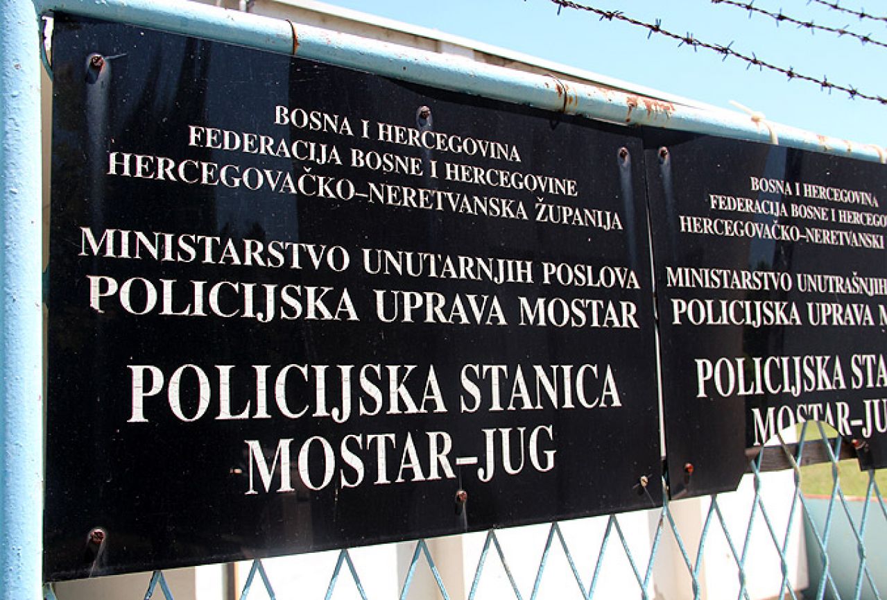 Mostar: Potukli se s policijom, pa demolirali policijsku postaju
