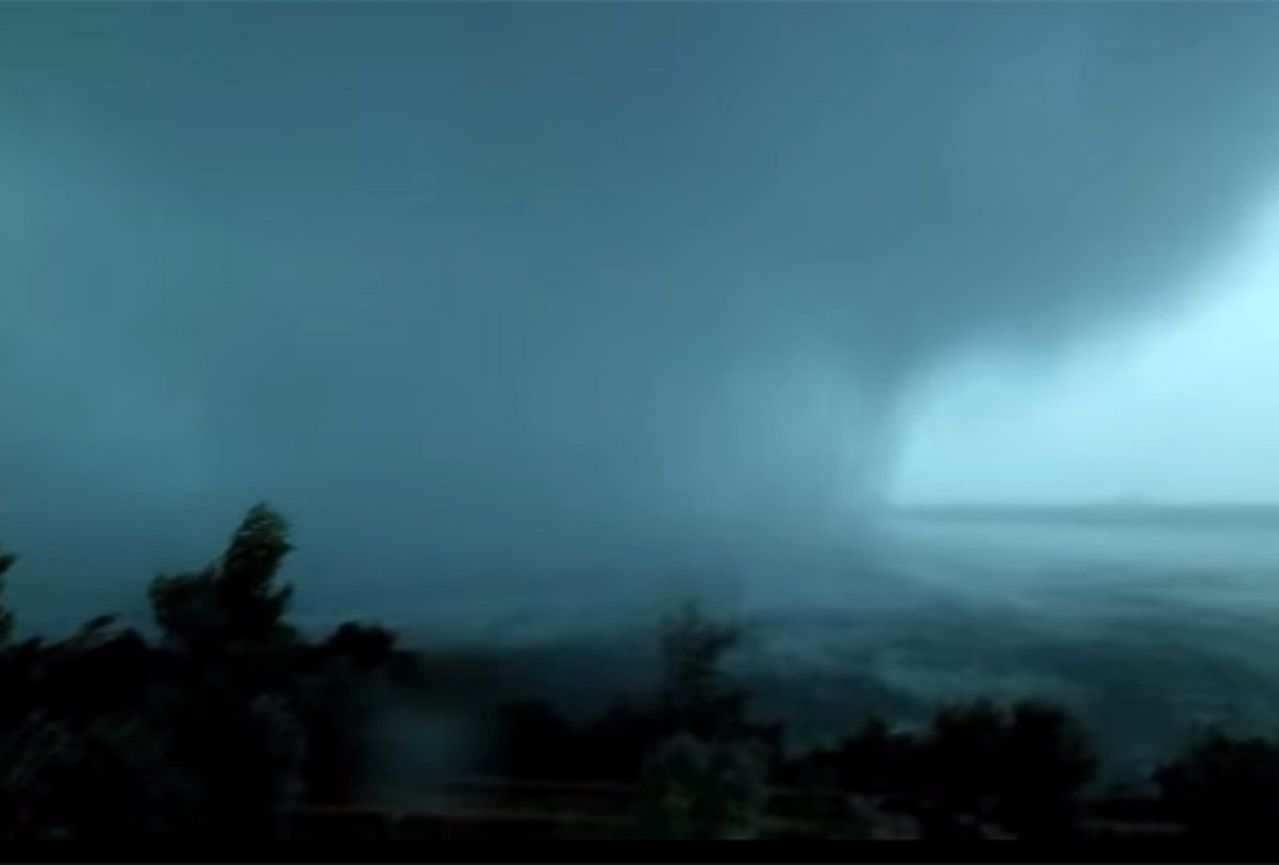 Turist riskirao život radi snimke: Pogledajte najdramatičniju snimku tornada u Hrvatskoj ikada!