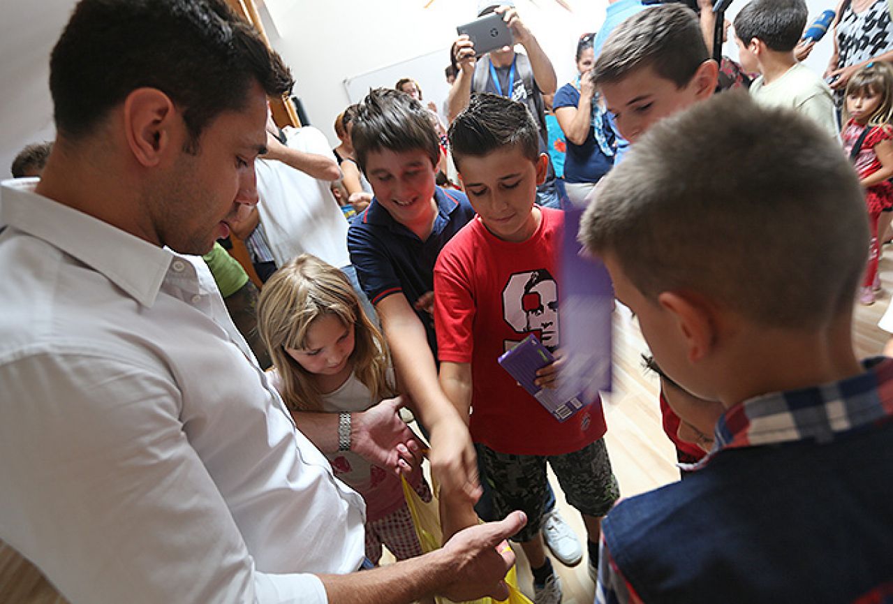 Adnan Ćatić darovao štićenike Porodičnog centra slatkišima i tenisicama