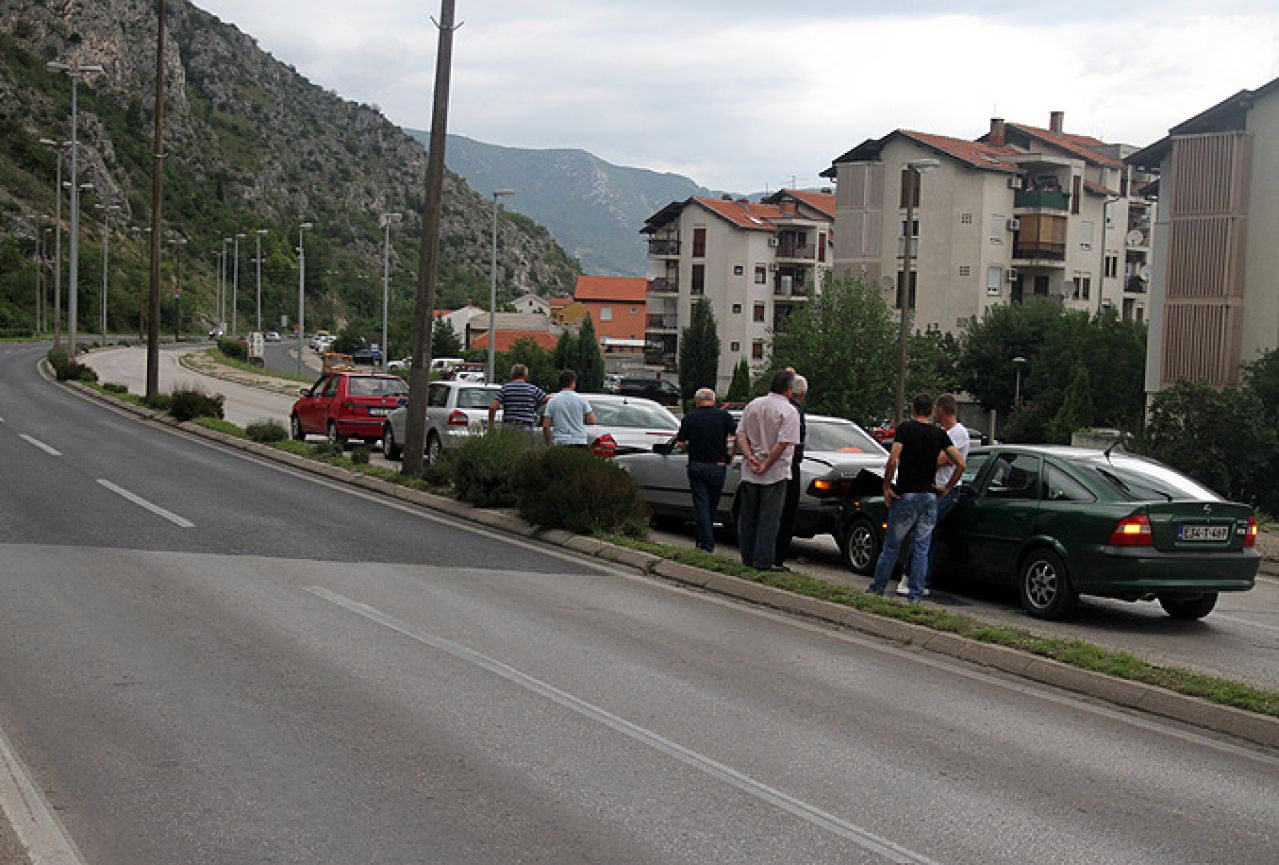 Mostar: Sudar pet automobila