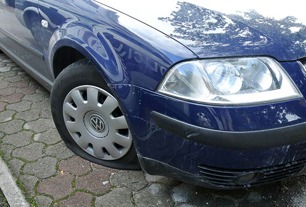 Mostar: Izbušene gume na devet automobila!