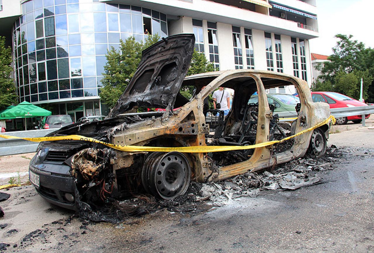 Mostar: Izgorio automobil kod nekadašnjeg hotela 'Ruža'