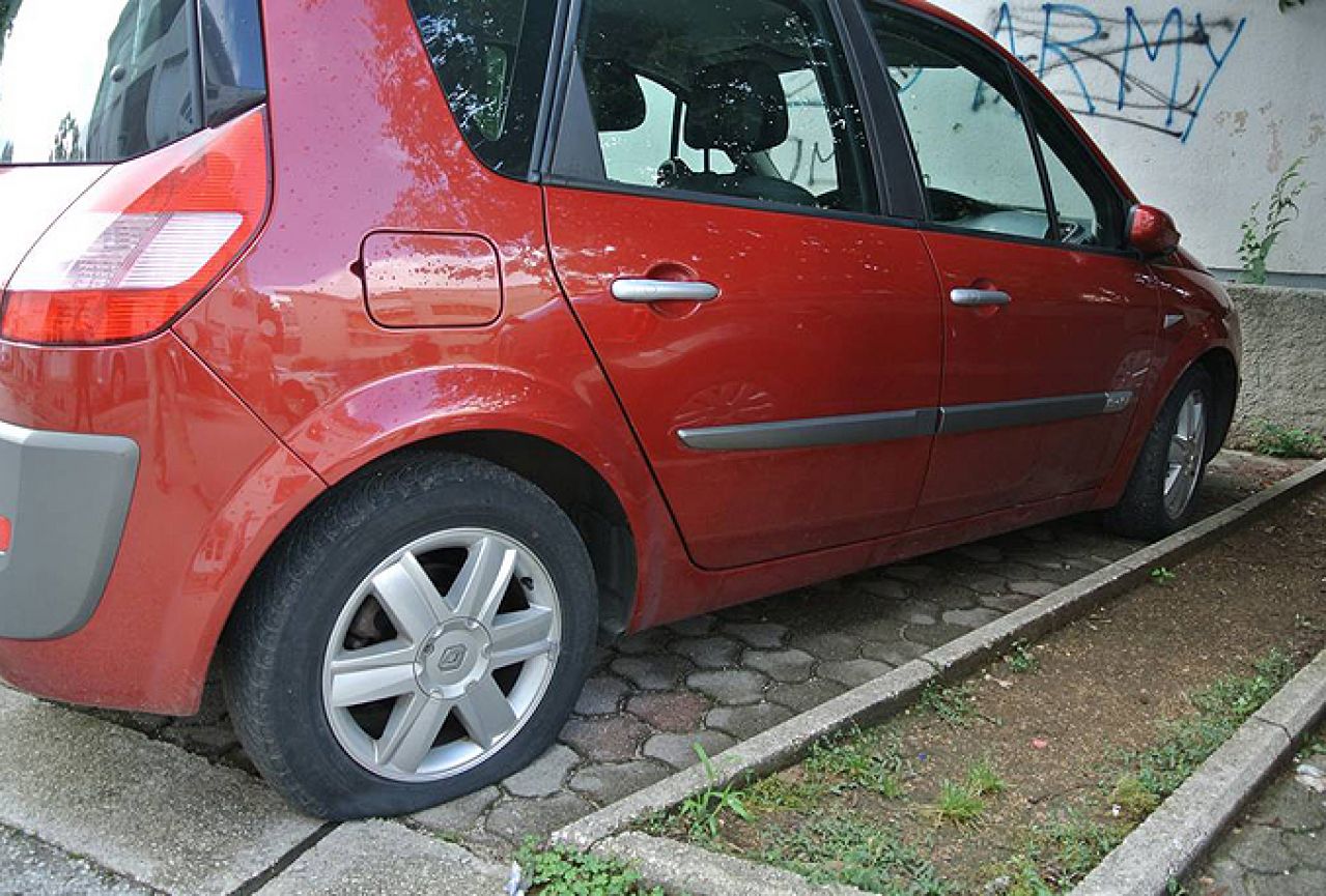 Mostarski bušitelj u pohodu: Stradale gume i u Franjevačkoj ulici
