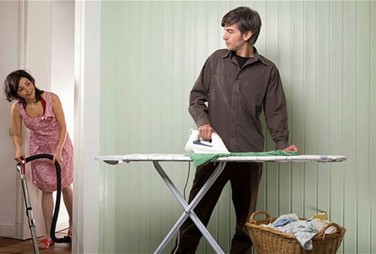 Muškarci koji rade kućanske poslove bolji su u krevetu