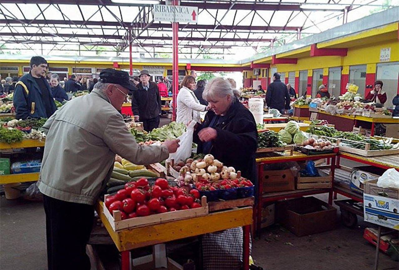 Najlošija godina na mostarskim tržnicama: Građani kupuju po jednu papriku i rajčicu