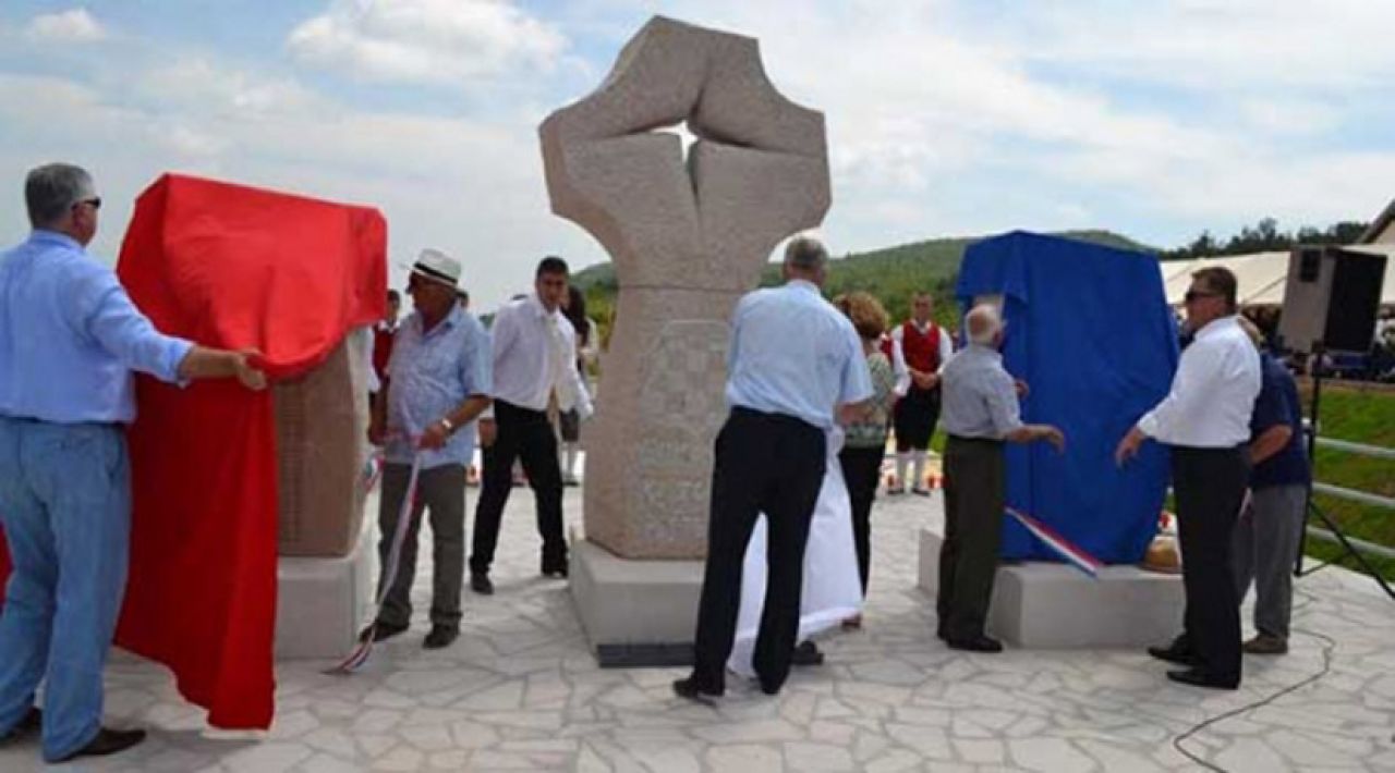 Svečano blagoslovljen i otkriven spomenik poginulima u Crnim Lokvama