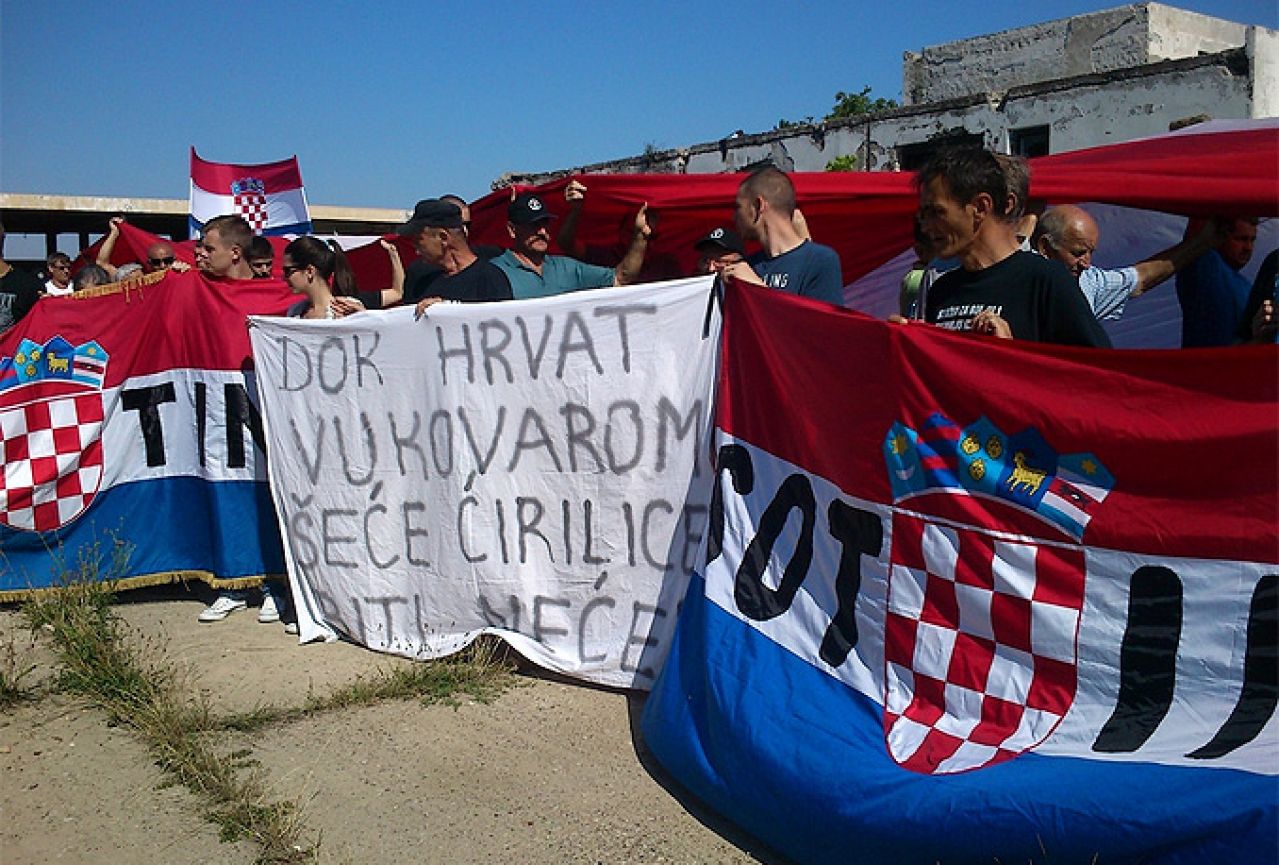 Stožer poziva Milanovića i Bauka da osobno skinu dvojezične ploče u Vukovaru