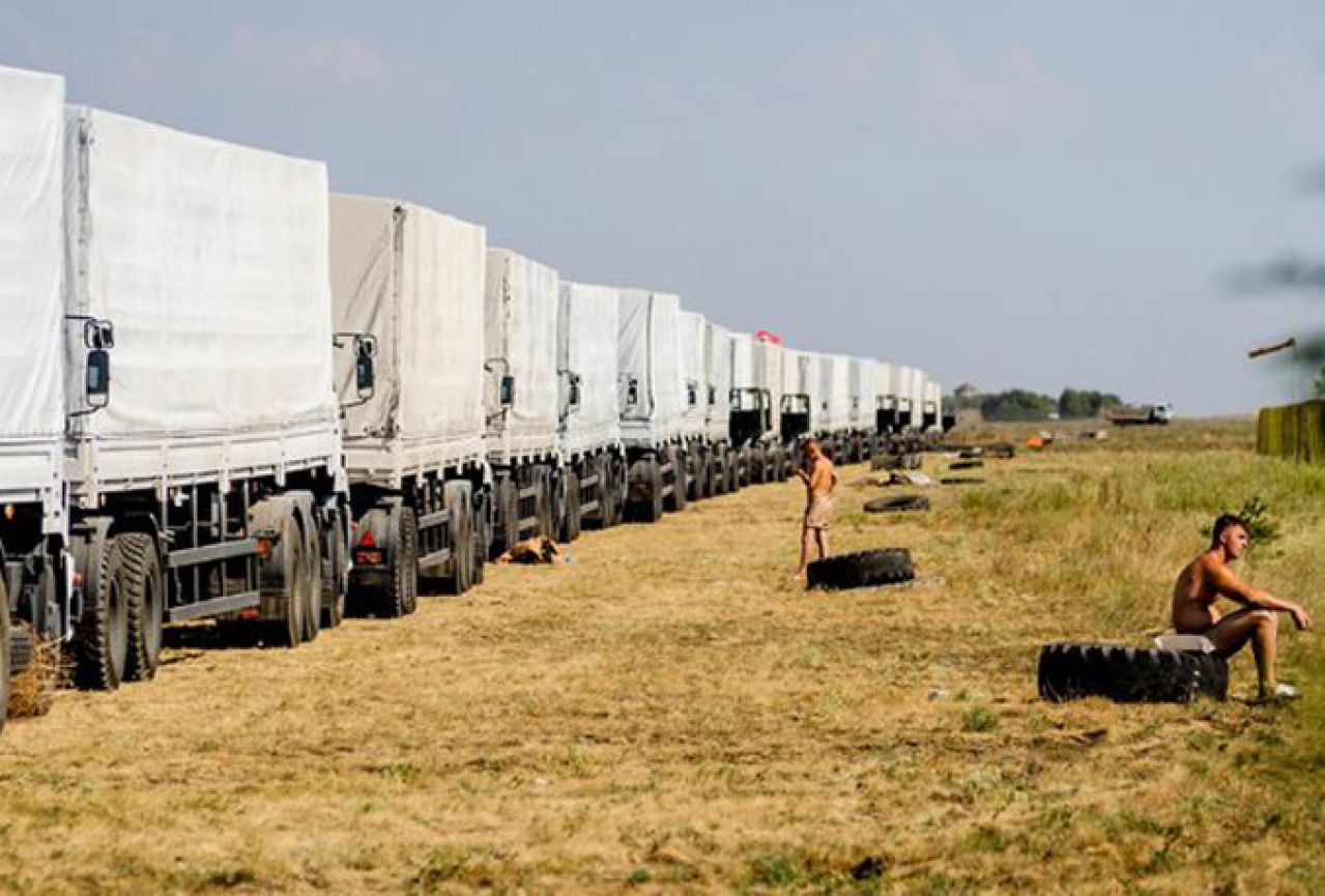 Ruski vojni konvoj ušao u Ukrajinu ''kroz otvor na bodljikavoj žici''