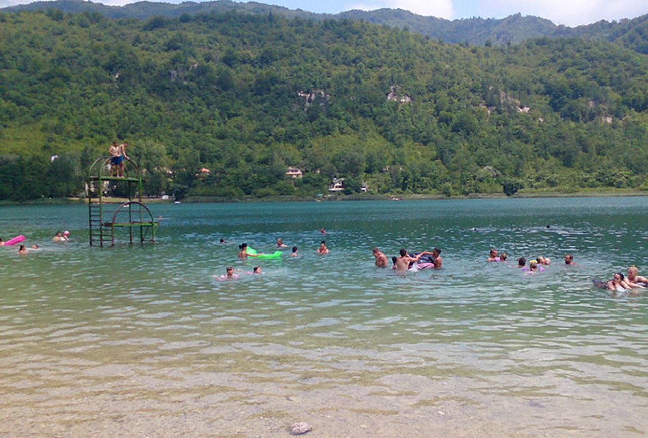 Boračko jezero puno kupača i turista