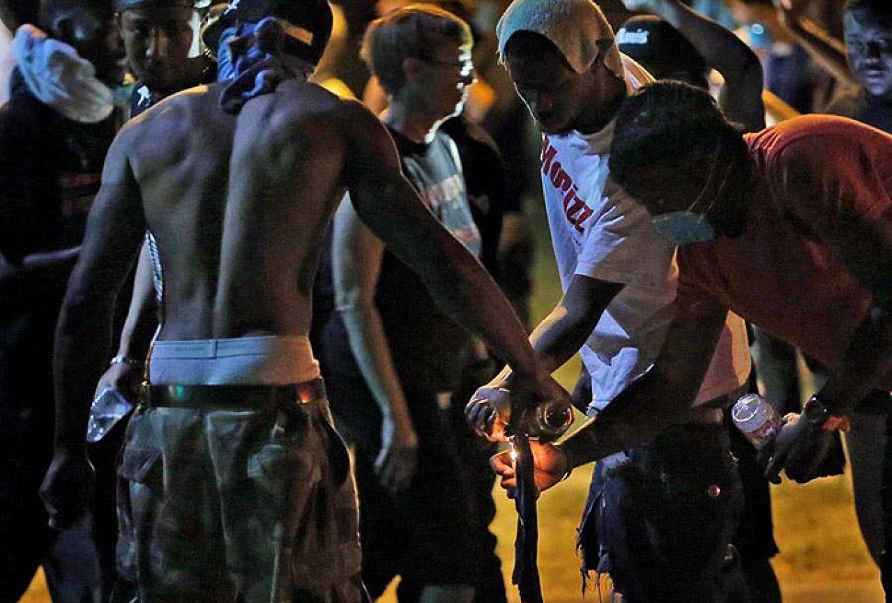 Policijski sat u Fergusonu: Pucnjevi i molotovljevi kokteli prosvjednika!