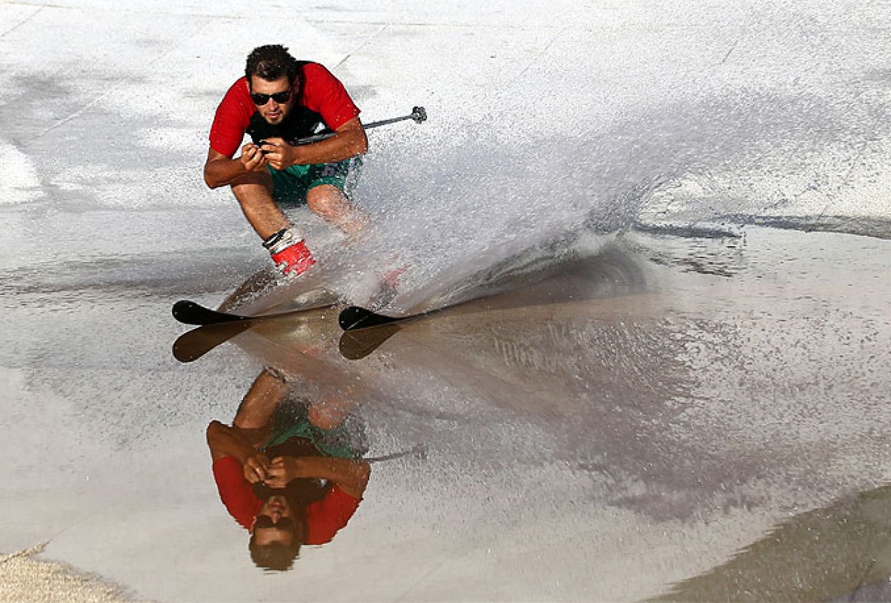 Turci se skijaju pod prskalicama 