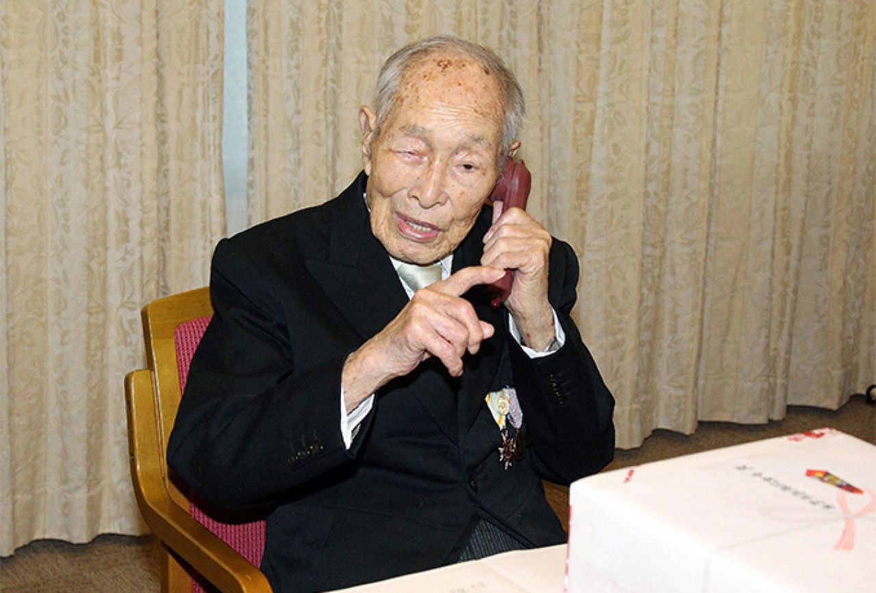 Najstariji čovjek na svijetu ima 111 godina, dobrog je zdravlja i uživa u čitanju knjiga