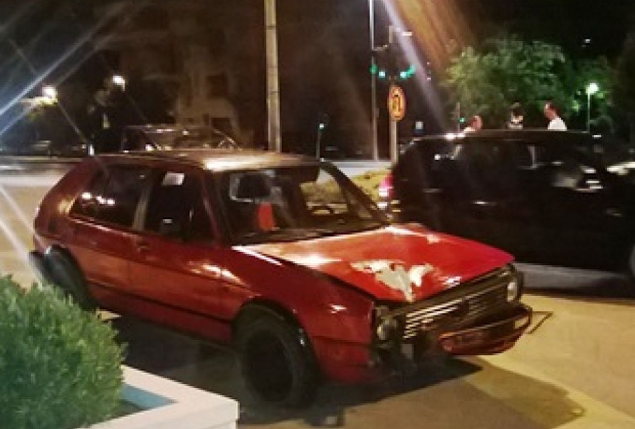 Mostar: Pijan automobilom rušio znakove, udarao semafore i skrivio nesreću