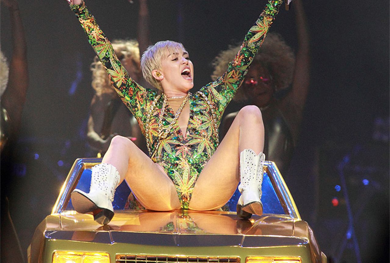 Zbog kontroverznog ponašanja na pozornici Dominikanci zabranili koncert Miley Cyrus