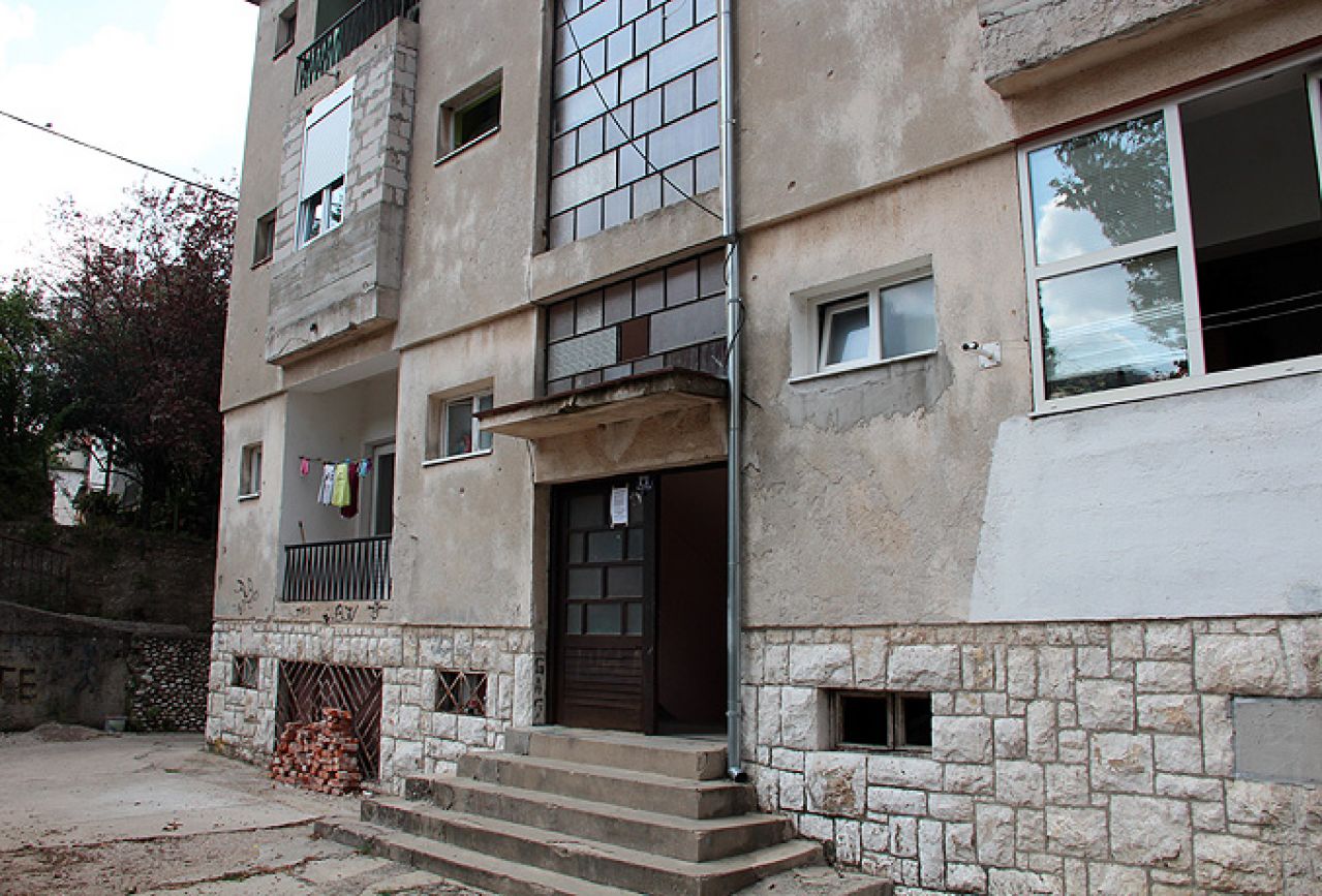 Čudne navike u Mostaru: Zbog otirača u WC školjci poplavila zgrada!