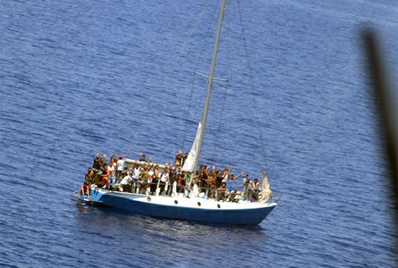 Potonuo brod sa 170 migranata, 17 ih spašeno