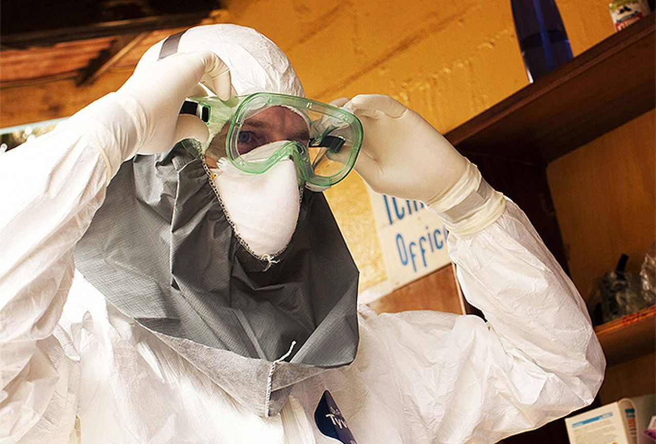 Od ebole umrlo više od 120 zdravstvenih radnika 