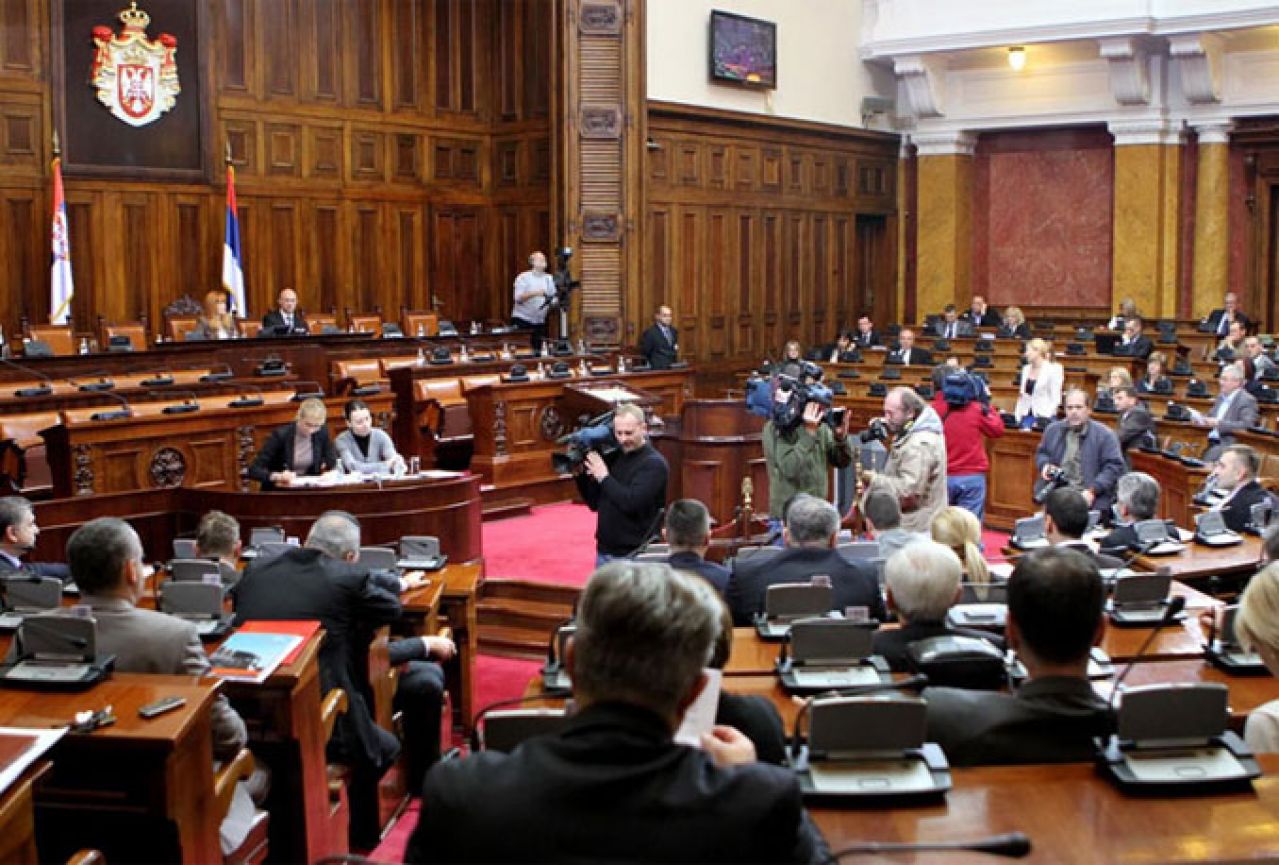 Srbija udara po džepu: Bezobrazni zastupnici ostaju bez tri plaće