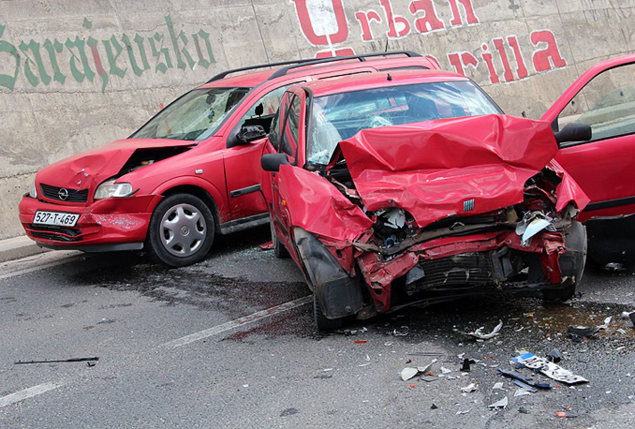 Mostar: Žestok sudar tri automobila na magistrali