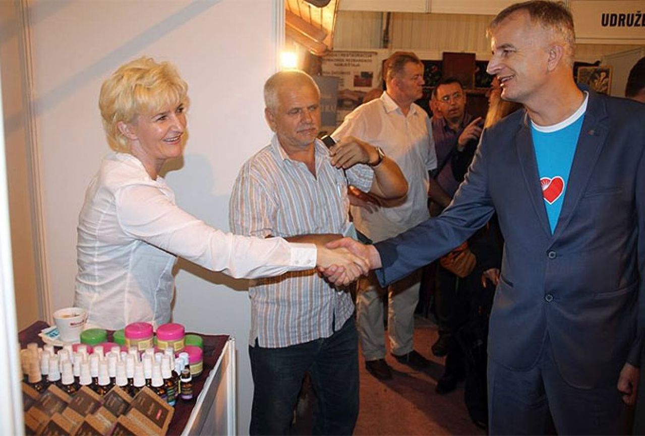 Lijanović u Gradačcu: Tko proizvodi hranu, treba mu dati medalju