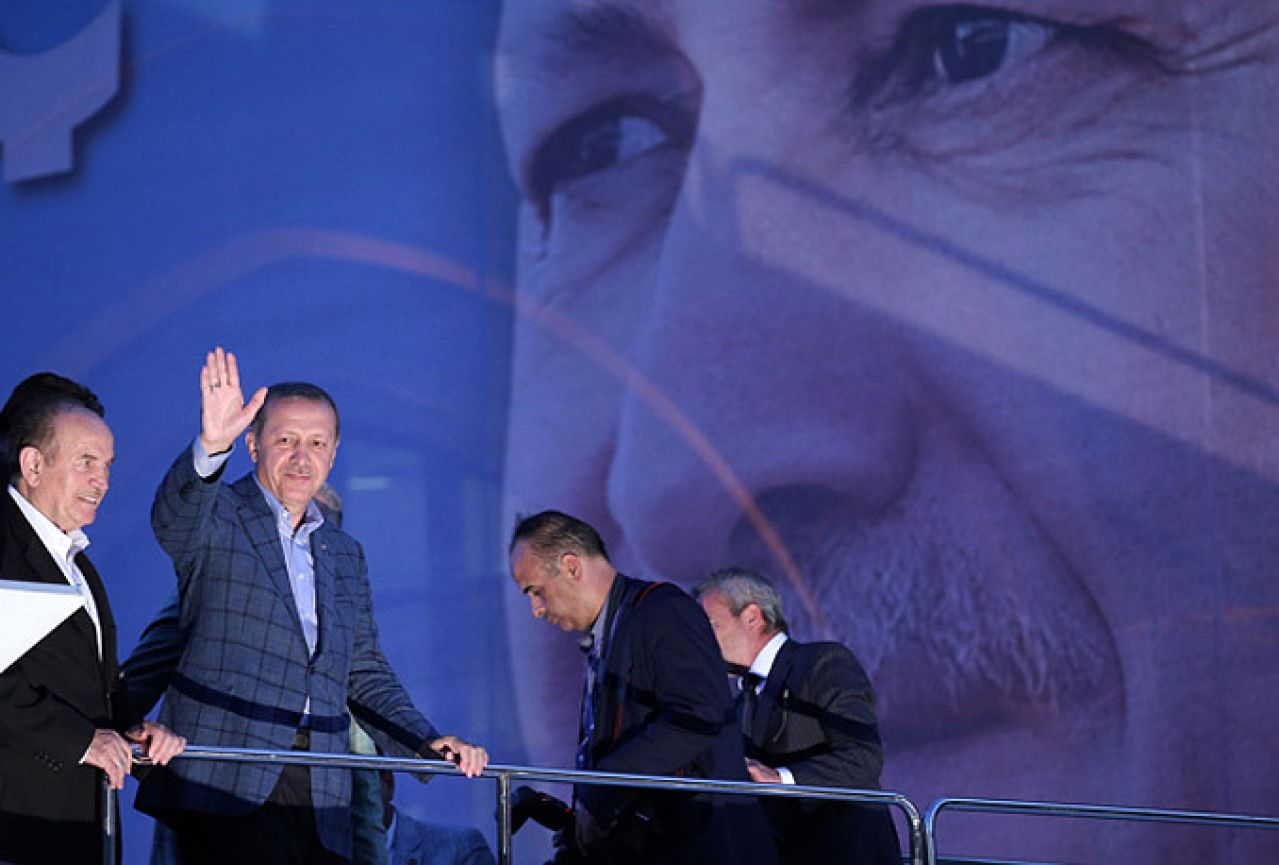 Erdogan prisegnuo, premijerom imenovao Davutoglua