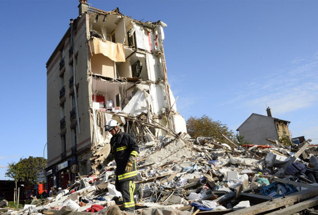 Pariz: Srušila se četverokatna zgrada, poginulo dijete