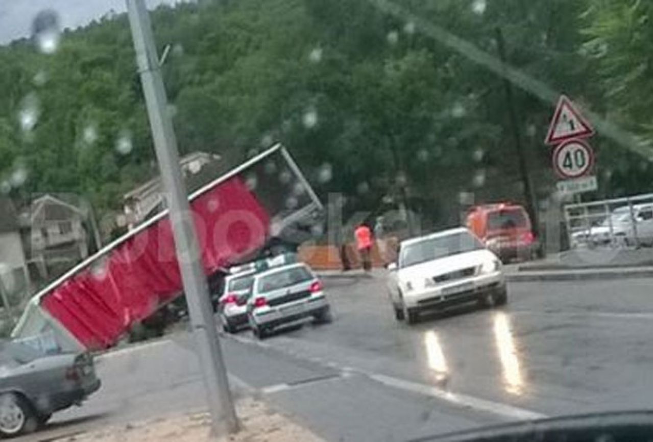 Prevrnuti kamion blokirao promet na putu Ljubuški-Grude