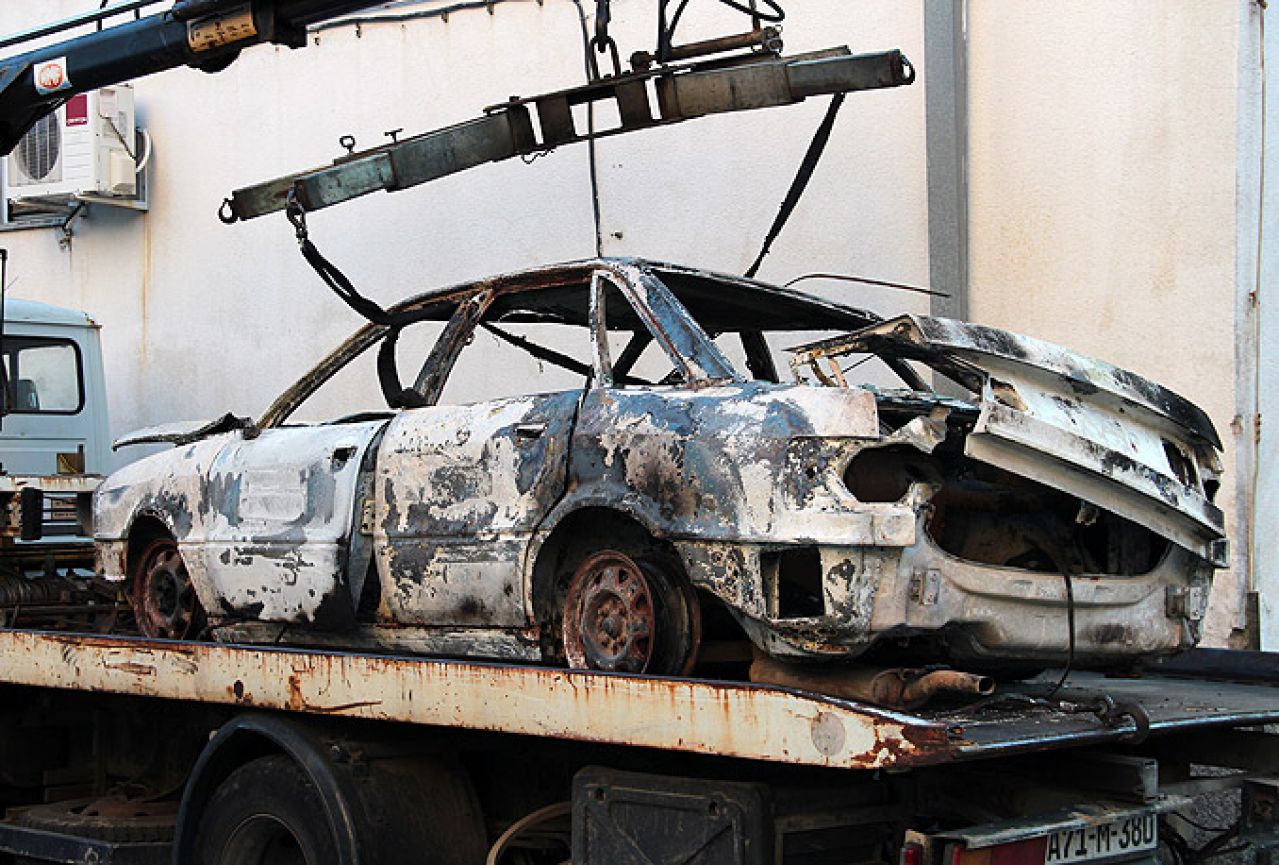 Mostar: Audi otuđen, pa zapaljen