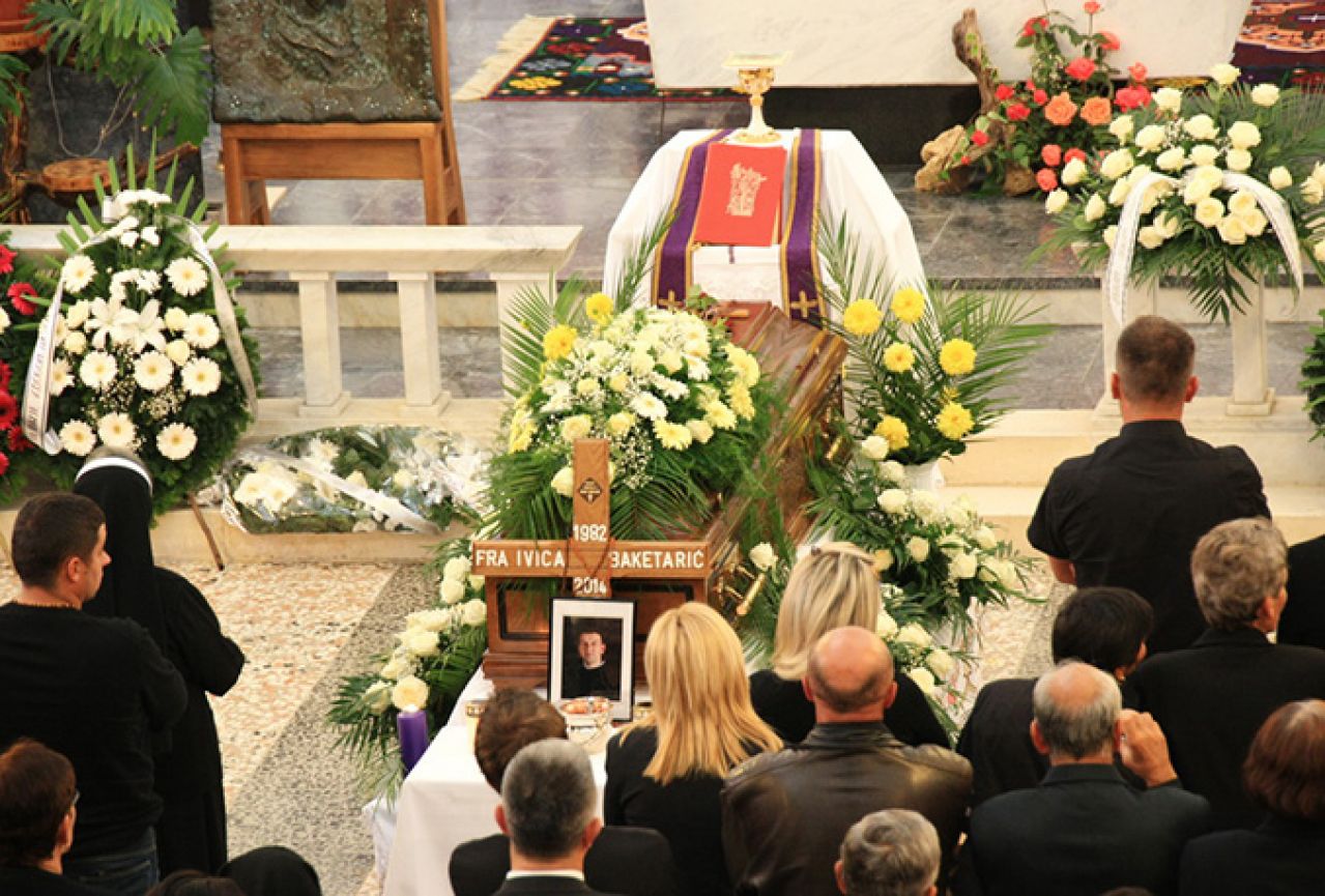 Nekoliko stotina vjernika na posljednjem ispraćaju tragično preminulog mladog svećenika