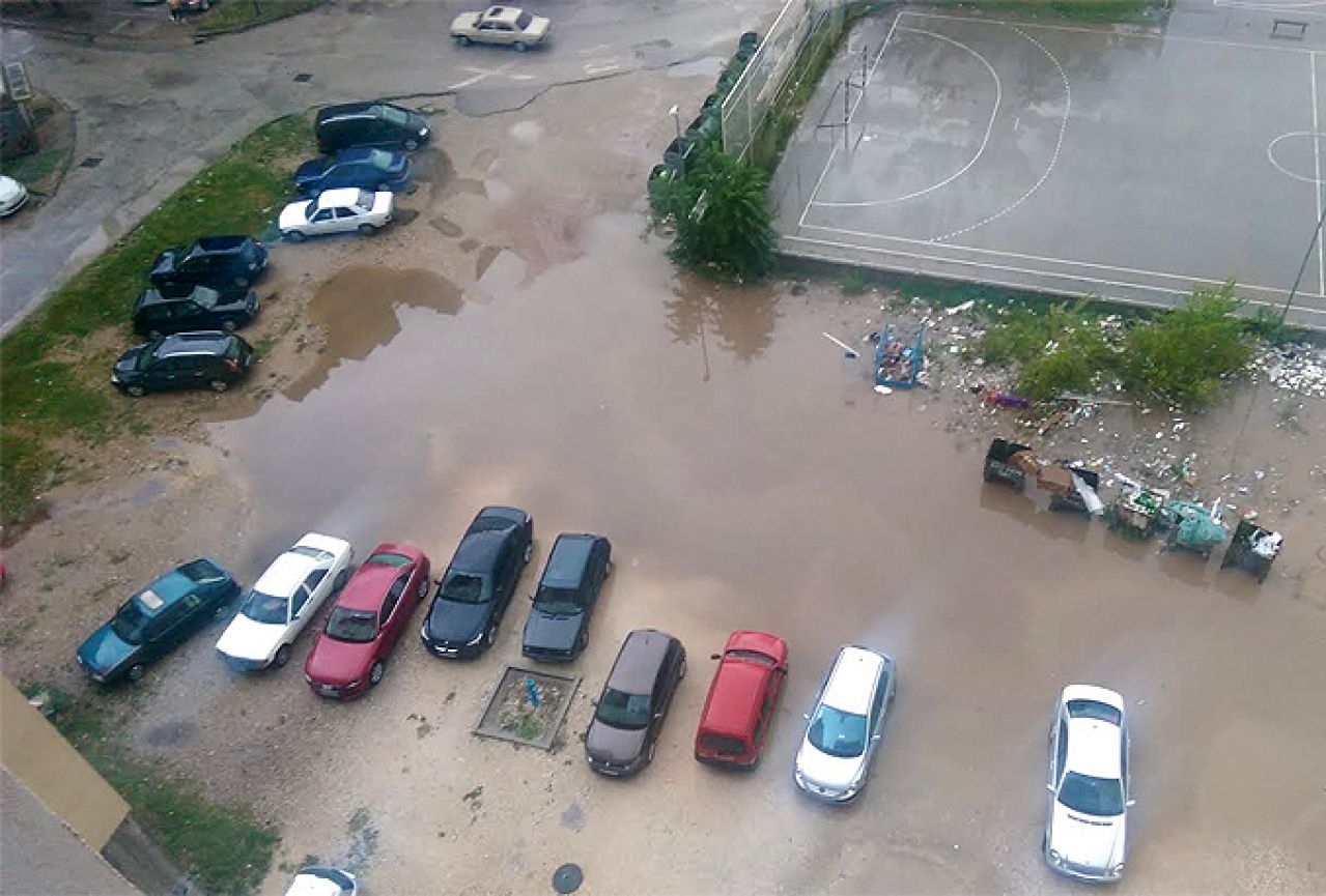 Obilna kiša ponovno izazvala probleme u pojedinim dijelovima Mostara
