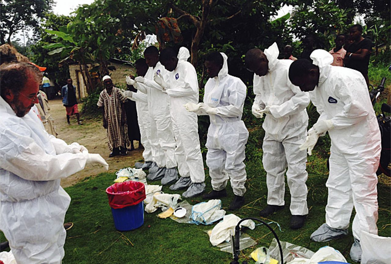 Oko 10 posto umrlih od ebole su zdravstveni radnici