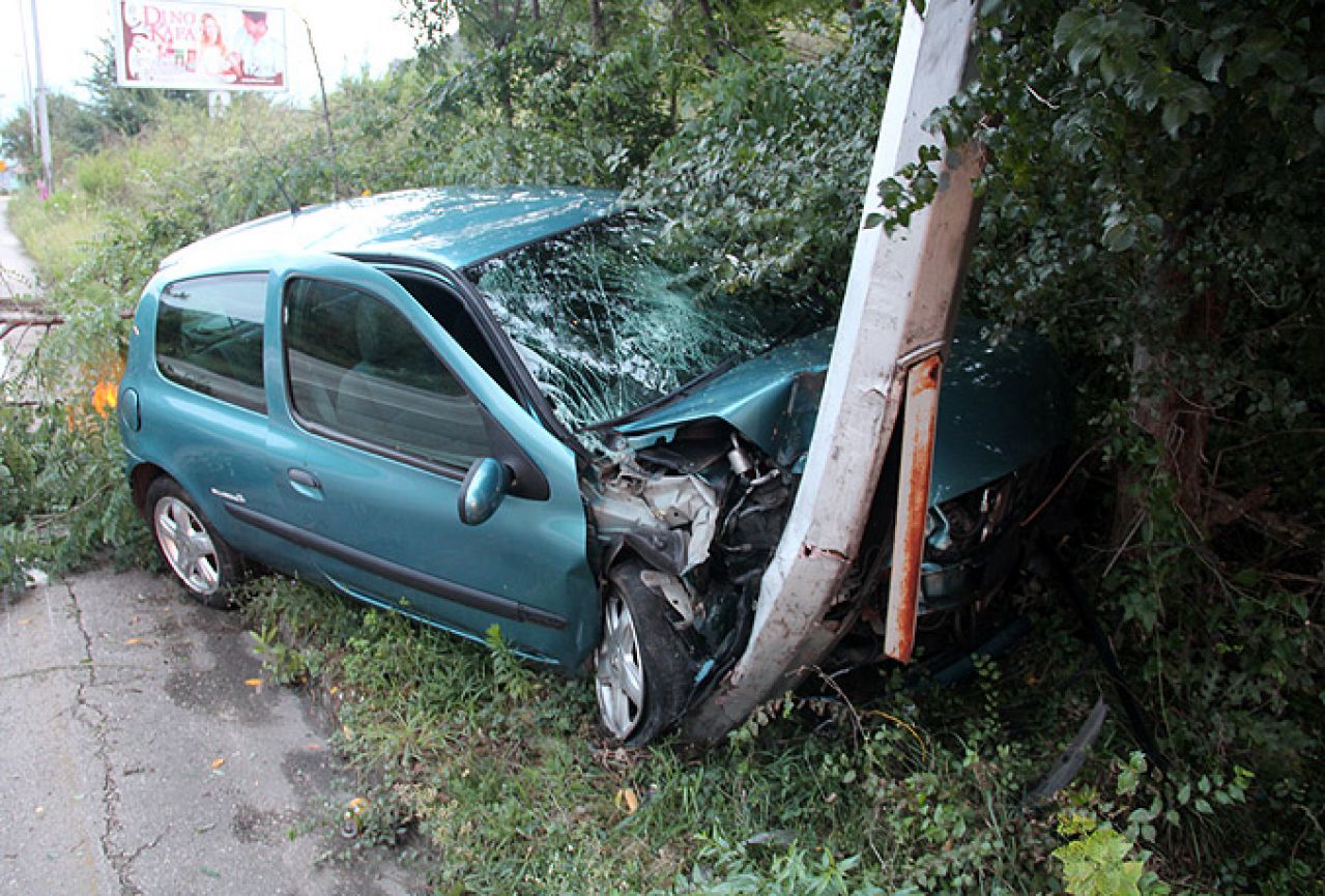 Teška nesreća na izlazu iz Mostara: Zabili se u rasvjetni stup; Renaultom probio ogradu vojarne