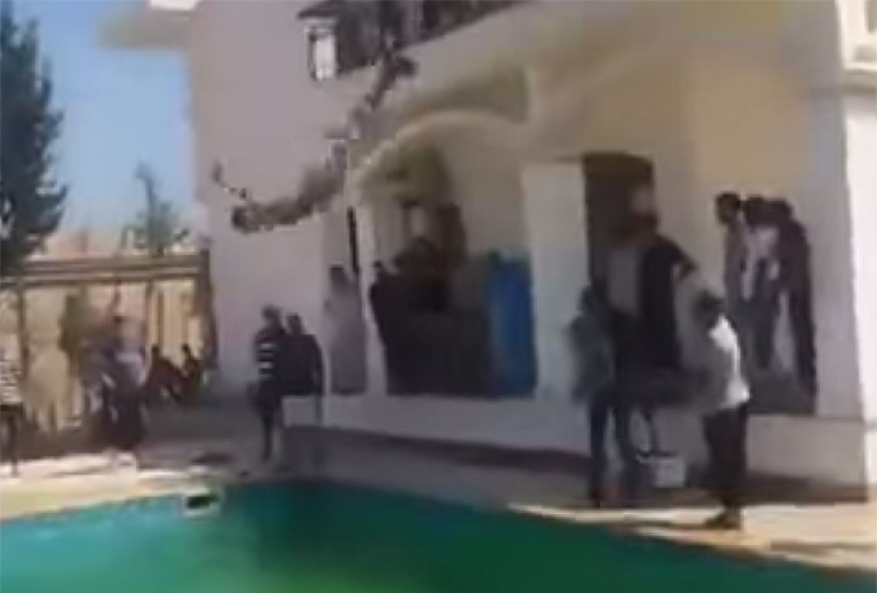 Islamisti zauzeli američku ambasadu pa organizirali tulum i skakali u bazen