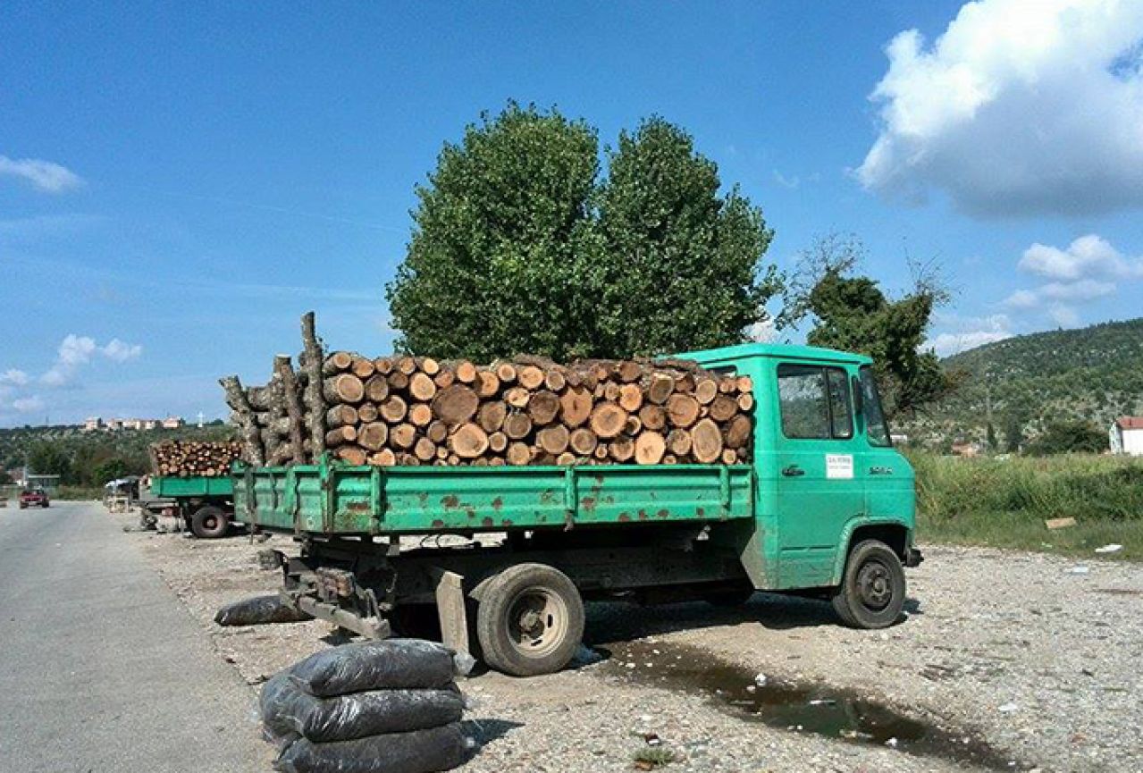 Cijena drva za ogrjev 70-80 KM; prodavači se žale na lošu sezonu